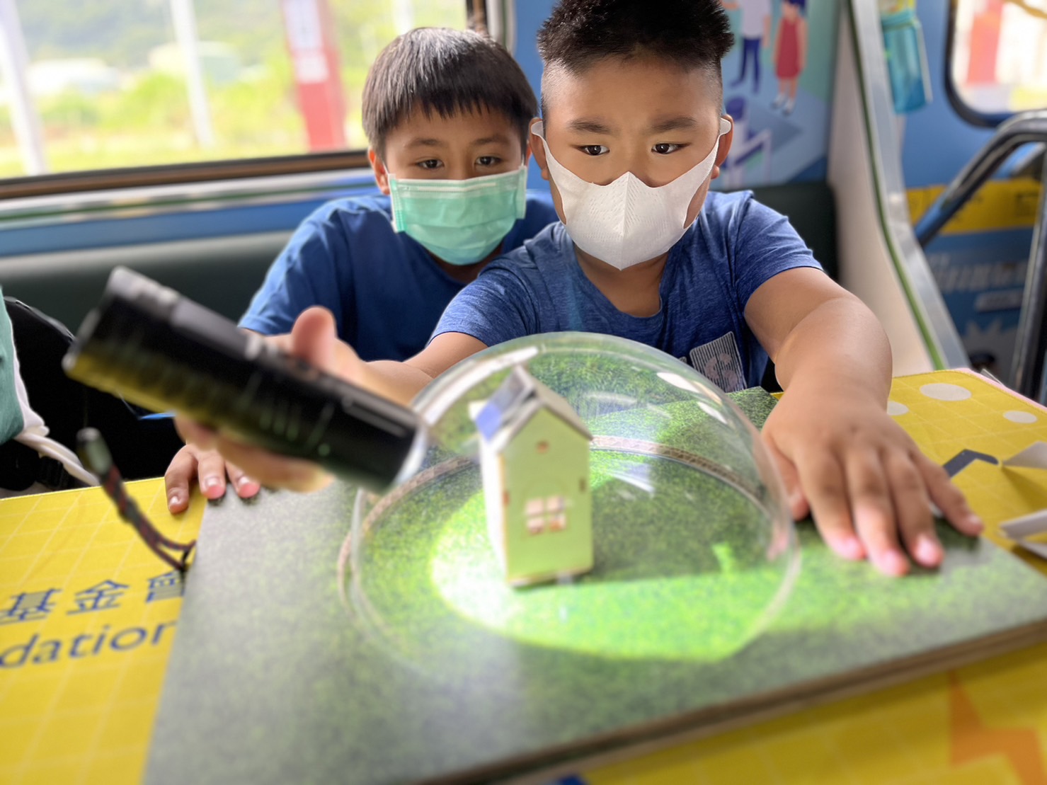 G22恒峰參與基礎科學主題車廂，以STEAM教學精神，設計「逐日科學家」、「太陽能工程師」以及「淨零建築師」三大能源科普課程和實驗